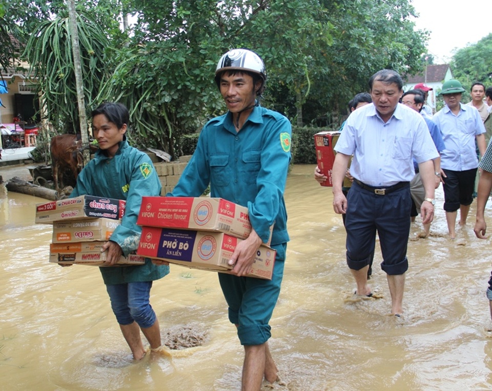 Lãnh đạo tỉnh lội bùn đến từng nhà động viên người dân bị thiệt hại