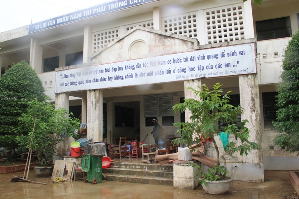 Quảng Trị: Lũ rút, trường học vẫn ngổn ngang, học sinh phải nghỉ học - 5