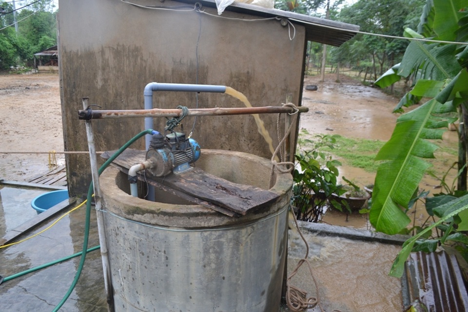 
Nguồn nước giếng sinh hoạt của bà con bị nhiễm bẩn.
