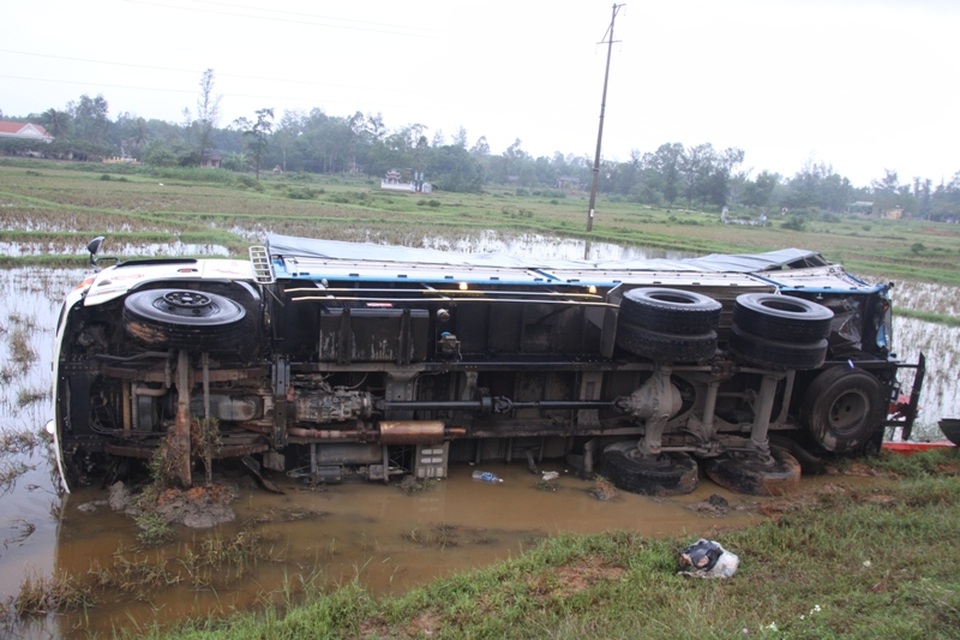 
Một chiếc xe tải bị lật chỏng chơ giữa ruộng (Ảnh minh họa: N.Đ)
