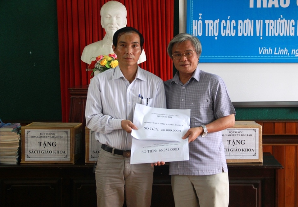 Phó Giám đốc Sở GD-ĐT tỉnh Quảng Trị Phan Xuân Kiểu tặng quà hỗ trợ đến Phòng Giáo dục Vĩnh Linh.