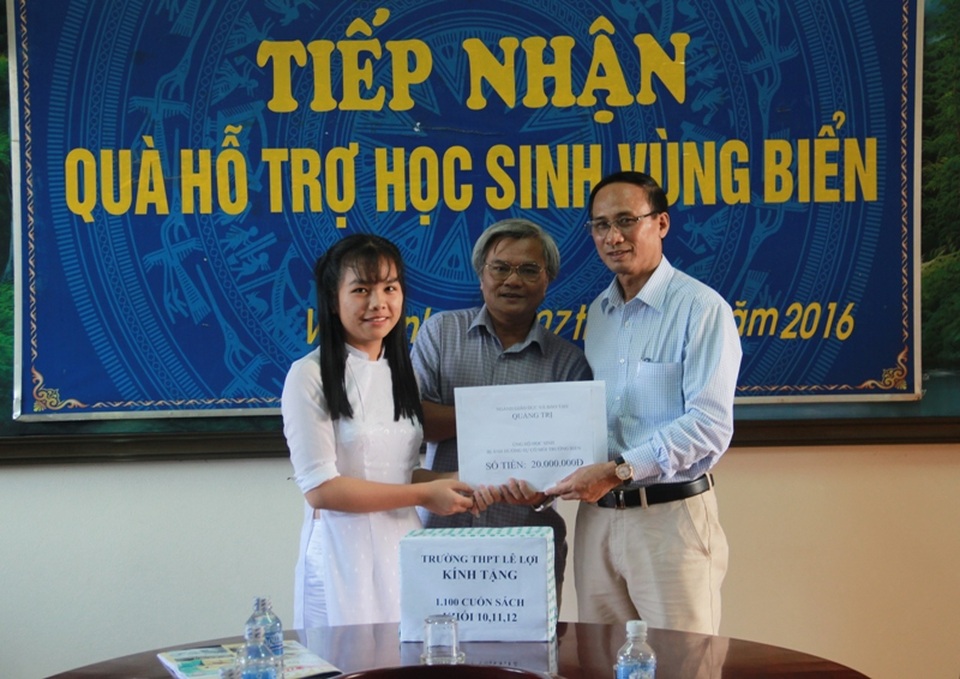 Đại diện lãnh đạo Sở Giáo dục Quảng Trị tặng quà cho học sinh trường THPT Cửa Tùng.