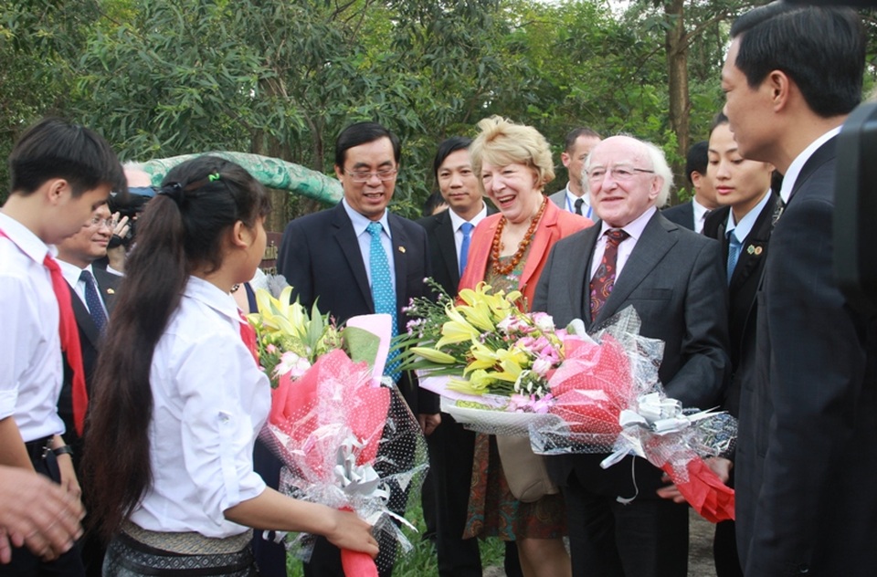 Chủ tịch UBND tỉnh Quảng Trị đón Tổng thống Ireland và phu nhân cùng đoàn