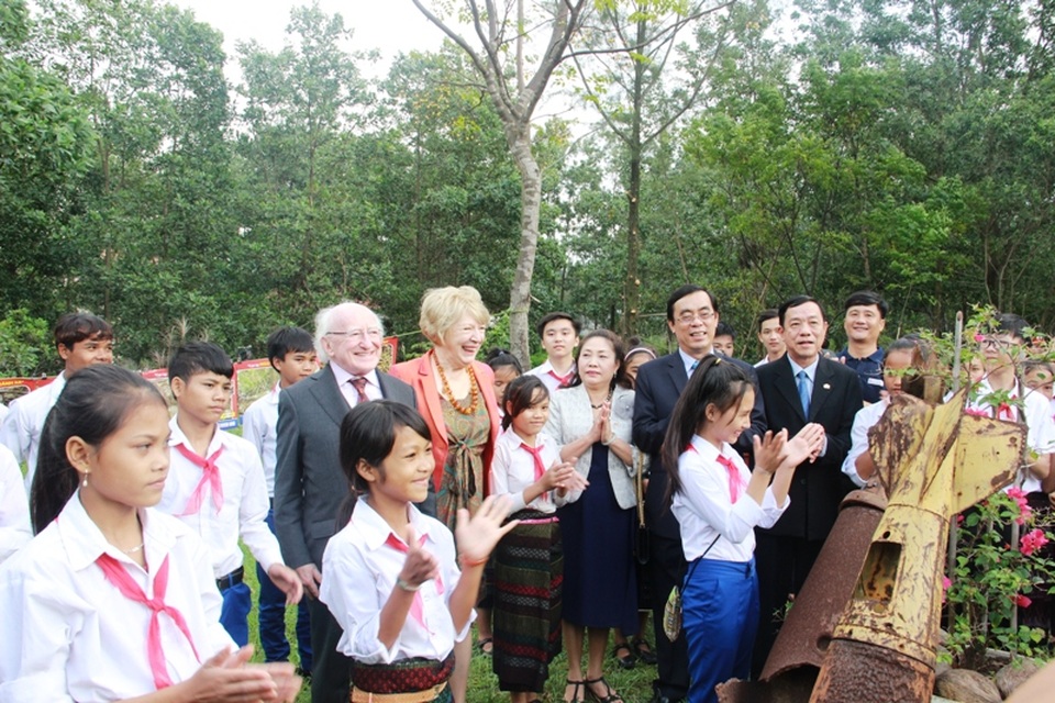 Lãnh đạo tỉnh Quảng Trị và Tổng thống Ireland chụp ảnh cùng các em học sinh