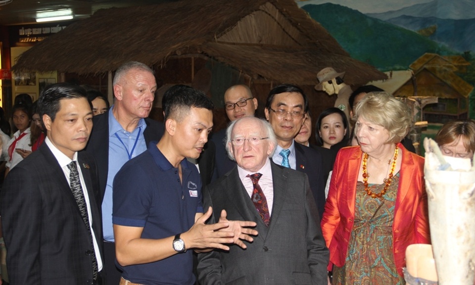 Tổng thống thăm Trung tâm trưng bày hậu quả chiến tranh