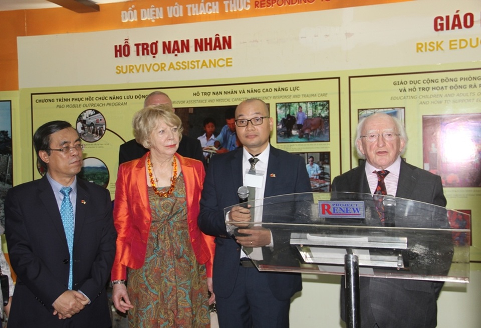 Tổng thống Ireland thăm Trung tâm trưng bày hậu quả chiến tranh tại Quảng Trị - 5