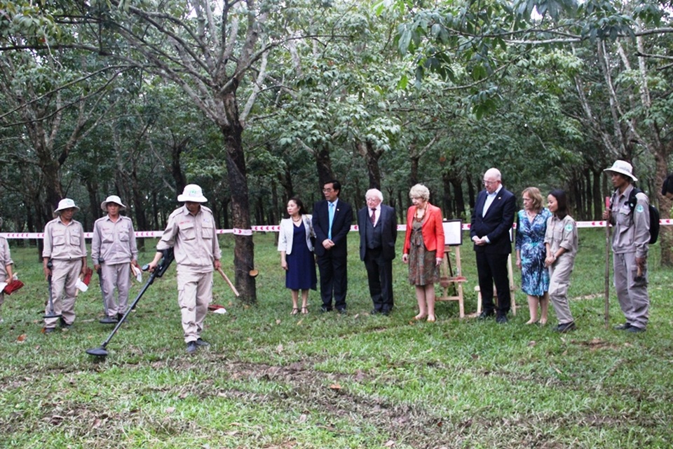 Tham quan hiện trường khảo sát bom chùm