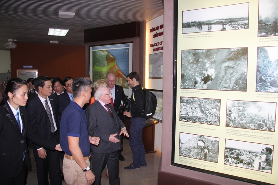 Tổng thống Ireland thăm Trung tâm trưng bày hậu quả chiến tranh tại Quảng Trị - 3