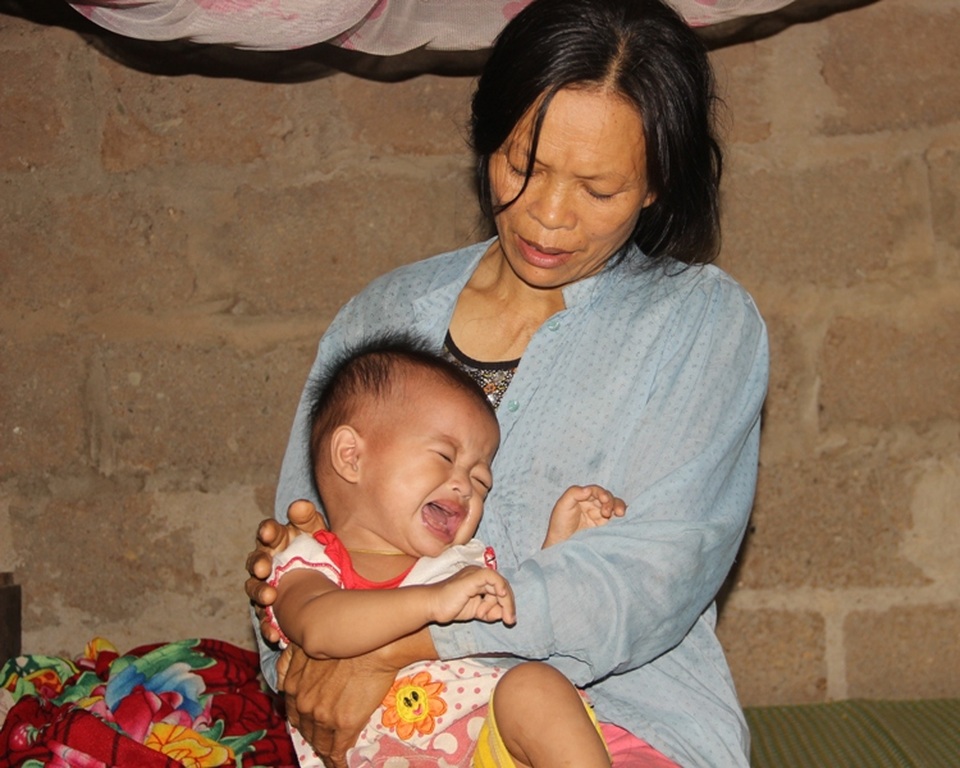 
Không làm được công việc gì, lúc khỏe chị Liên gượng dậy trông đứa cháu ngoại mới 3 tuổi
