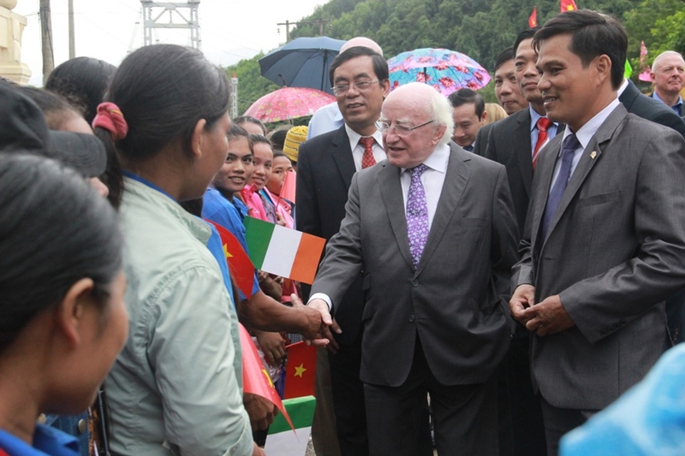 Tổng thống Ireland thăm cán bộ và nhân dân xã Vĩnh Ô, huyện Vĩnh Linh