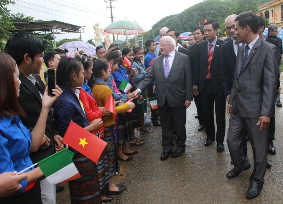 
Tổng thống Michael D. Higgins bắt tay thăm hỏi ân cần các học sinh và bà con nhân dân
