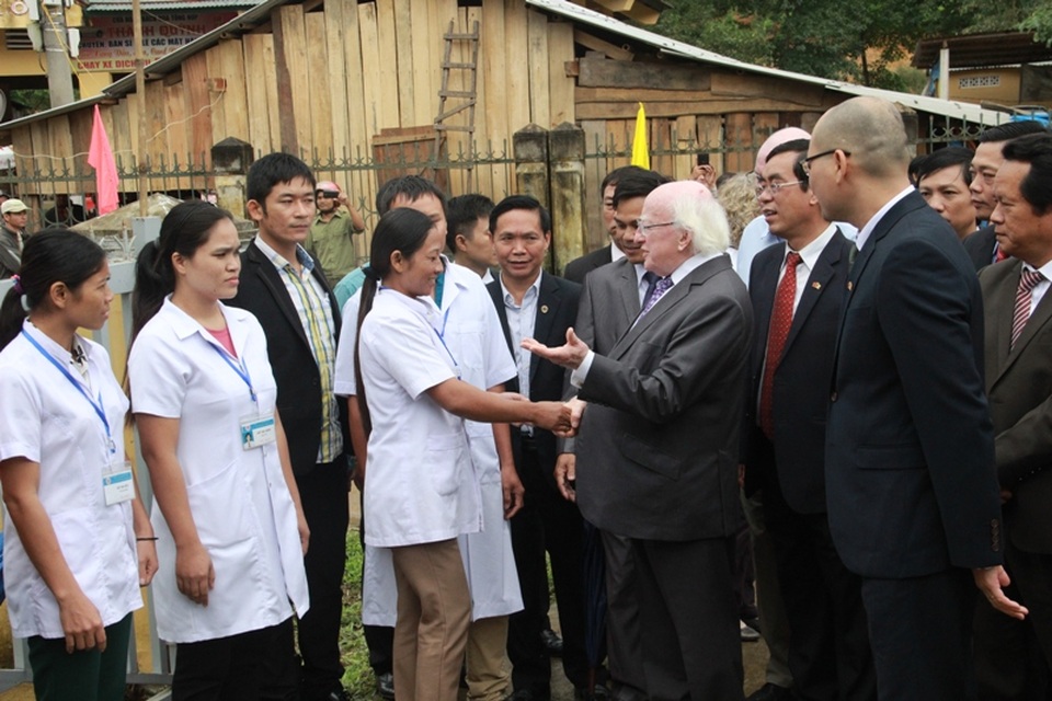 Thăm hỏi các nhân viên Trạm Y tế xã Vĩnh Ô