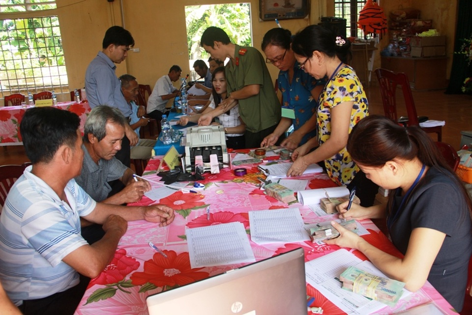 Bà con ngư dân tại một số địa phương đã tiếp nhận tiền đền bù