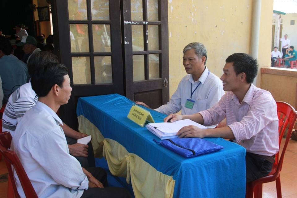 Các cán bộ tư vấn cho ngư dân trước khi làm thủ tục nhận tiền