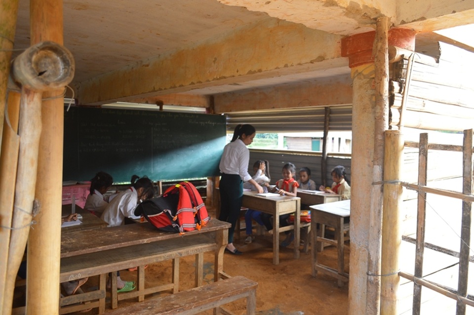 Lớp học tạm lợp phên nứa tại thôn Trầm.