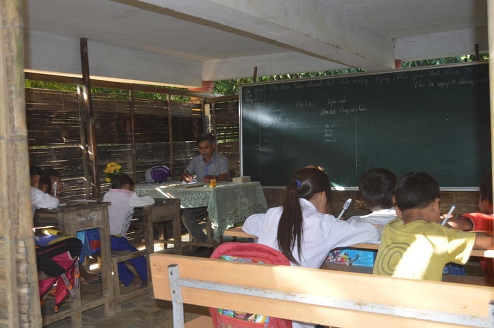 Lớp học tạm bợ được che bằng phên dưới chân nhà văn hóa cộng đồng.
