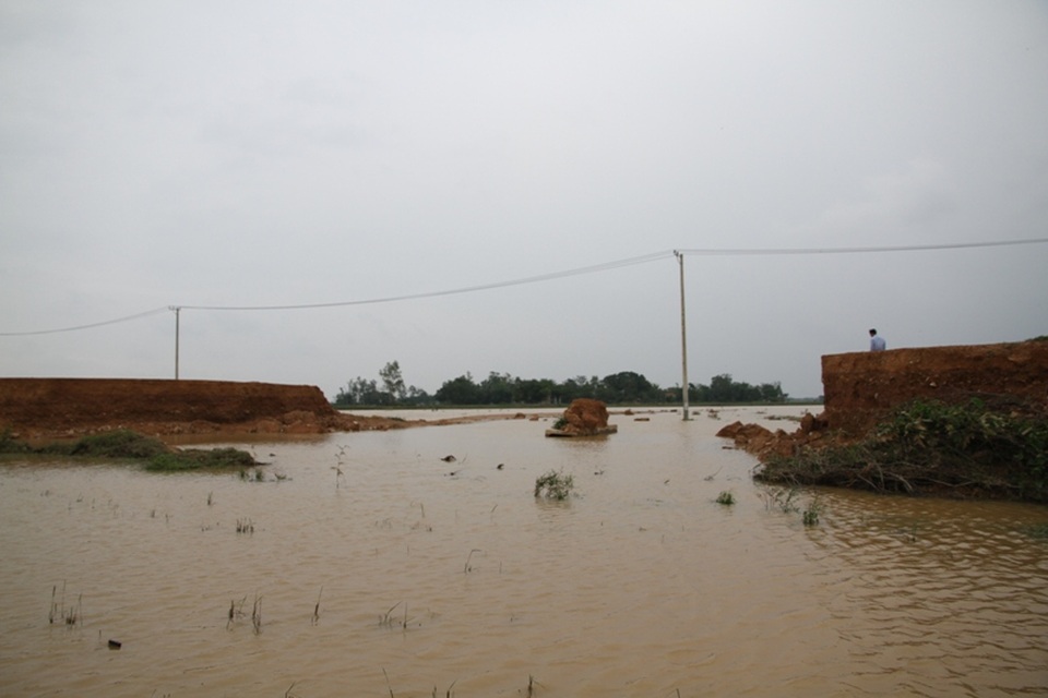 Một số đoạn đường đã bị nước lũ cuốn trôi