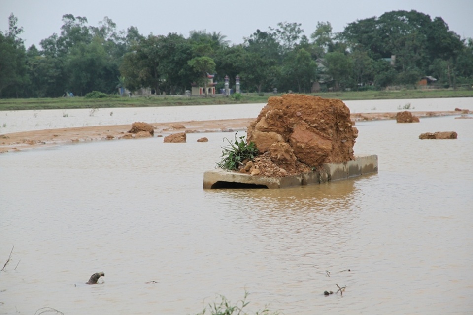 Một chiếc cống nằm trơ trọi sau trận lũ