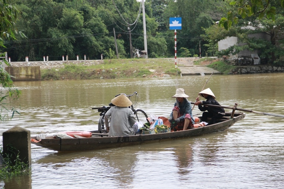 Nguy hiểm rình rập trên những chuyến đò ngang vùng “rốn lũ” - 2