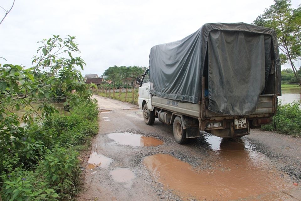 Mỗi khi xe tải chạy qua là cây cầu như rung lên bần bật