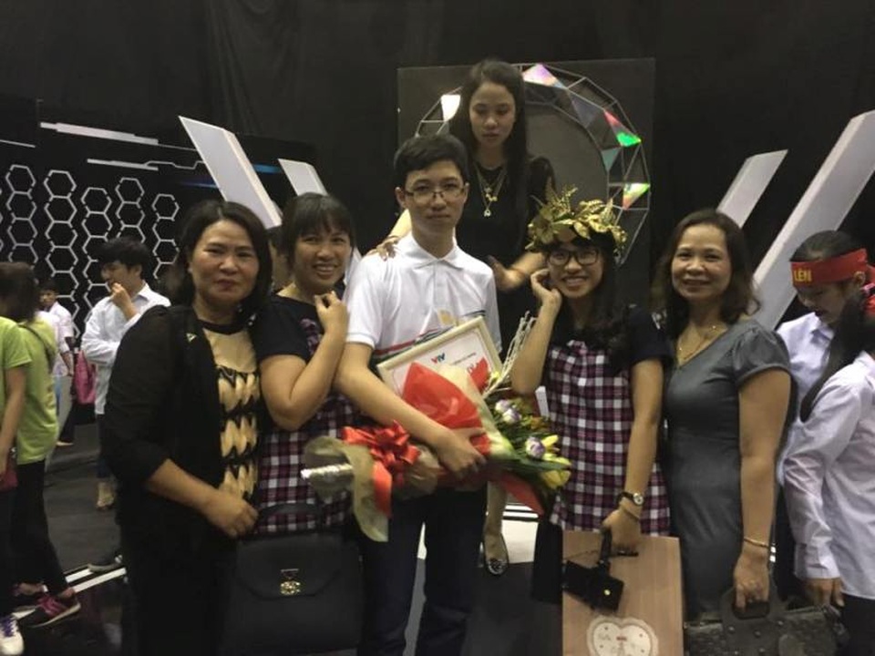 “Cậu bé Google”: Ước mơ trở thành nhà nghiên cứu Hóa học - 1 Khoảnh khắc em Minh bước lên bục cao của cuộc thi Qúy I, có sự góp mặt của cô giáo chủ nhiệm và mẹ của em