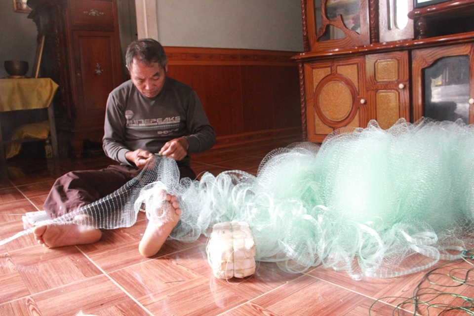 Sau khi nhận tiền, ông Phiến đã mua thêm lưới mới để phục vụ đánh bắt