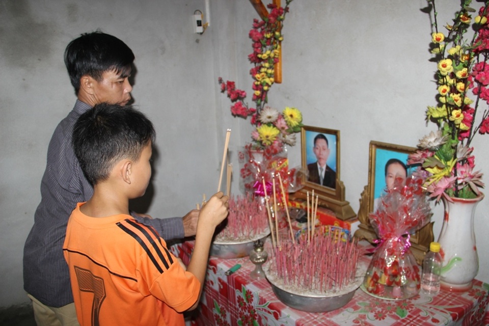 
Hai chú cháu thắp hương lên bàn thờ của cha mẹ cháu Chiến
