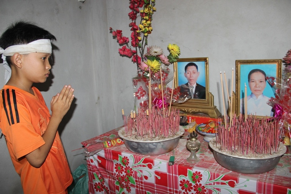 
Lần lượt hai người thân yêu nhất của cháu Chiến ra đi, em rơi vào cảnh mồ côi, không nơi nương tựa
