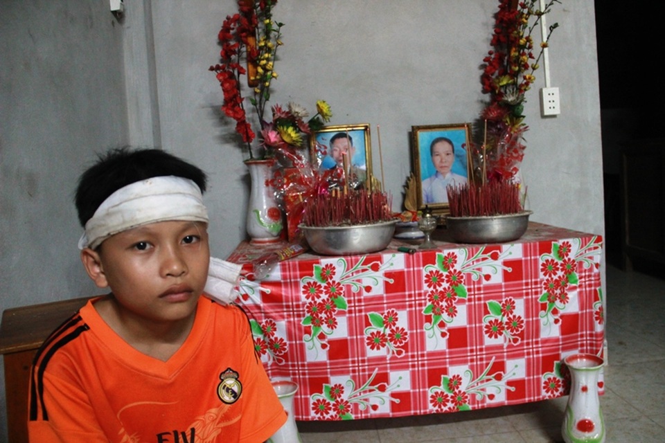 
Mỗi lần về nhà, em Chiến thắp hương cho cha mẹ rồi ngồi nép vào góc tường, ít khi tiếp xúc với ai
