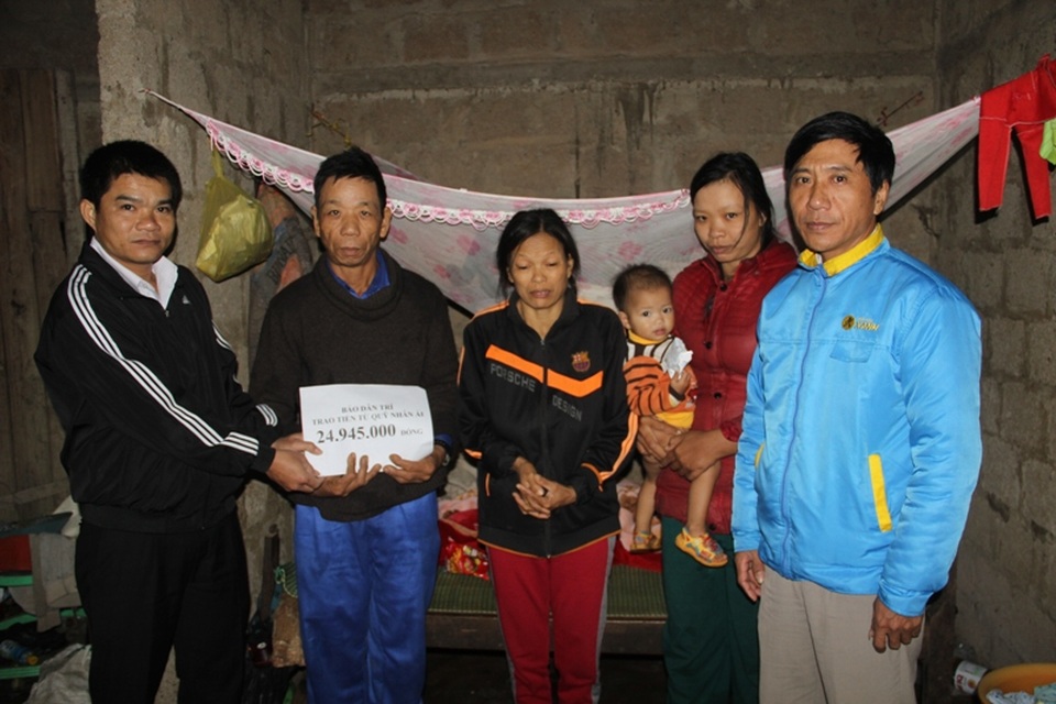 
Ông Trần Quốc Vương, Phó Bí thư Đảng ủy xã Trung Sơn đã trao tận tay số tiền 24.945.000 đồng đến anh Liêm, chị Liên
