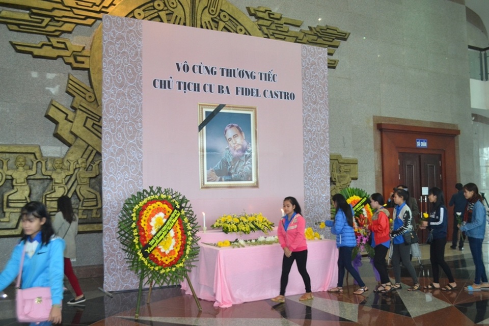 Các cán bộ, chiến sĩ và sinh viên, học sinh dâng hoa tưởng niệm lãnh tụ Cuba Fidel Castro
