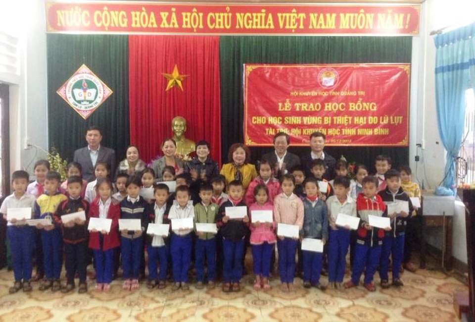 Quảng Trị: Chia sẻ khó khăn với học sinh bị thiệt hại do mưa, lũ - 1 Chủ tịch Hội Khuyến học tỉnh Quảng Trị, bà Nguyễn Thị Hồng Vân và đại diện nhà trường trao học bổng cho các em học sinh.
