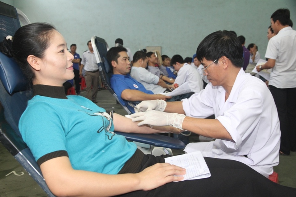 Nhân viên và người lao động nhiệt tình tham gia hiến máu tình nguyện