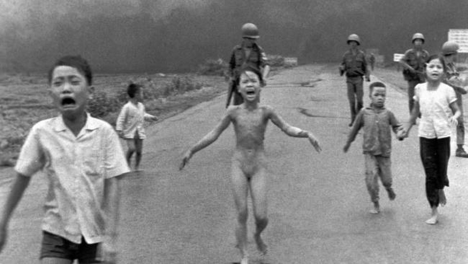 Báo chí Na Uy phẫn nộ vì Facebook đánh giá "Em bé Napalm" là ảnh khỏa thân - 1 Bức ảnh Em bé Napalm