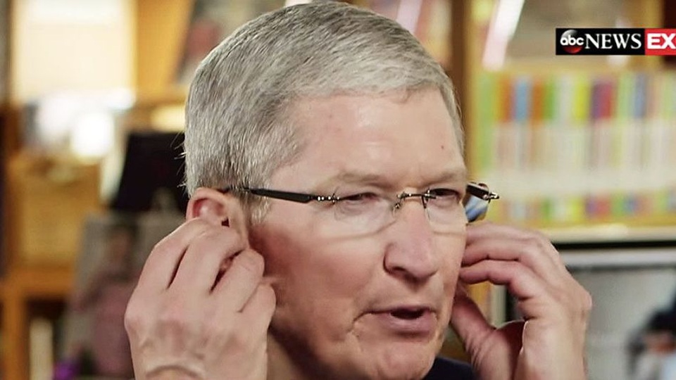 CEO Tim Cook lý giải vì sao tai nghe AirPods không dễ rơi như nhiều người lo ngại - 1 Ảnh: ABC/Good Morning America