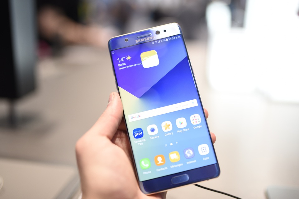 Vụ Galaxy Note7 phát nổ cho thấy hiểm họa từ việc thiết kế "pin trâu" - 2 Chỉ một sự cố về pin cũng đủ để khiến Galaxy Note7 từ một sản phẩm tiêu biểu của năm trở thành kẻ tội đồ