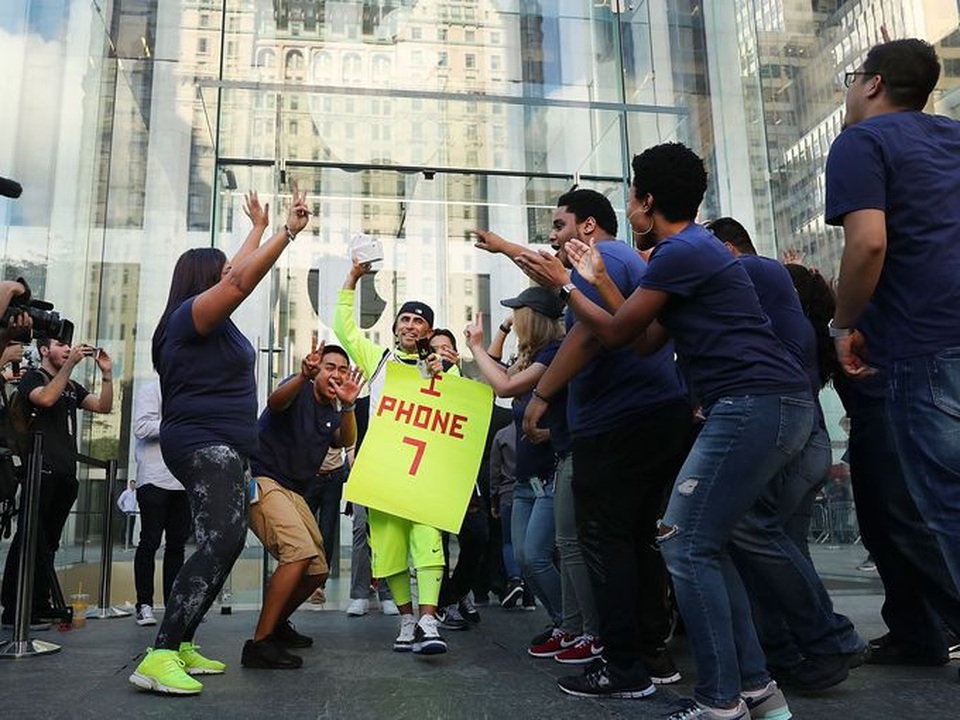 Spencer Platt, một trong những người dùng đầu tiên sở hữu iPhone 7 tại Mỹ bước ra khỏi cửa hàng Apple store tại Manhattan ngày 16/9.