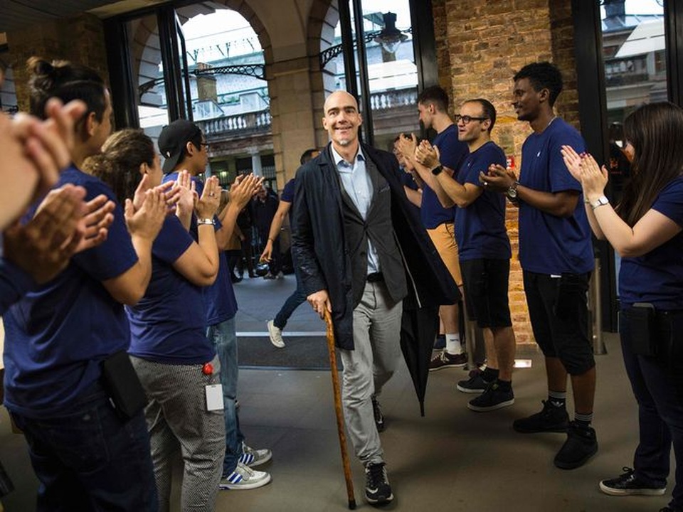 Nhân viên cửa hàng Apple store ở Anh đứng xếp thành hai hàng và vỗ tay chào đón những vị khách đầu tiên đến mua hàng tại khu phố Covent Garden, London