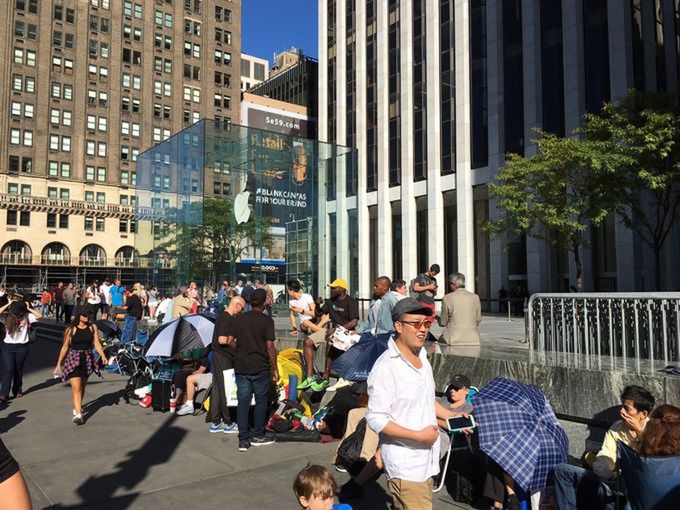 Cảnh tượng đông đúc quen thuộc mỗi khi Apple tung ra iPhone mới tại cửa hàng ở New York