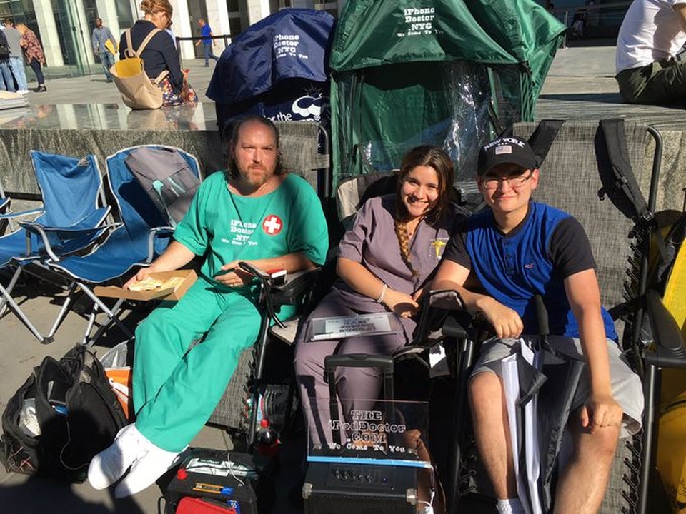 Đây là một trong những tín đồ trung thành thành nhất của iPhone. Họ đã đứng đợi trước cửa hàng Apple store trong vòng hơn một tuần trước khi sản phẩm chính thức được tung ra thị trường