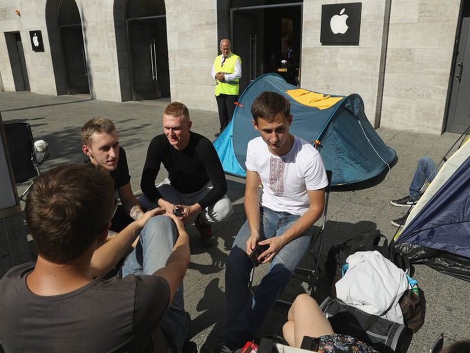 Một nhóm người dùng khác đã tổ chức cắm trại trước một cửa hàng Apple store Berlin, Đức trước ngày ra mắt iPhone 7