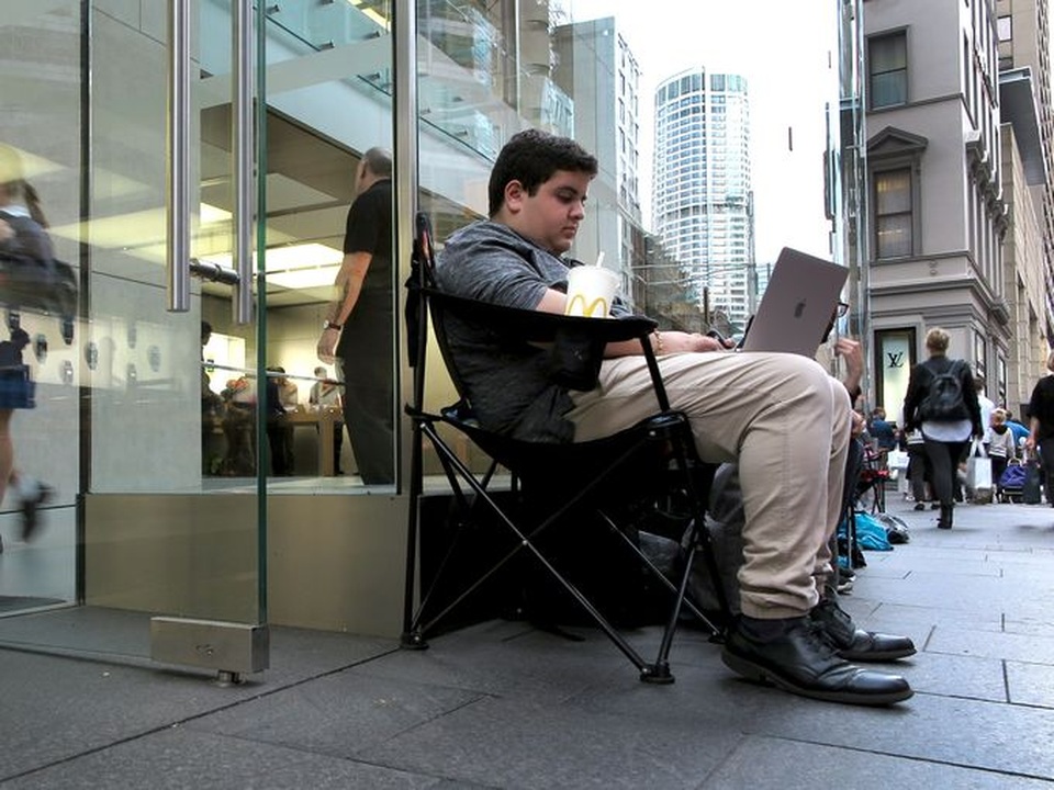 Marcus Barsoum mới chỉ 16 tuổi nhưng đã sớm thành tín đồ của Apple khi sở hữu hàng loạt các sản phẩm của công ty, từ iPhone, iPad, MacBook,... Trong ảnh, Marcus đang ngồi chờ trước Apple store tại Sydney, Úc vài giờ trước khi mở bán iPhone 7