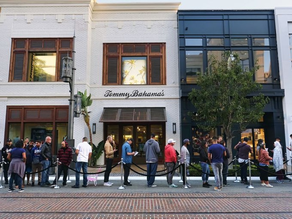 Người dùng xếp hàng dài để mua iPhone 7 và Apple Watch tại phố Grove, Los Angeles