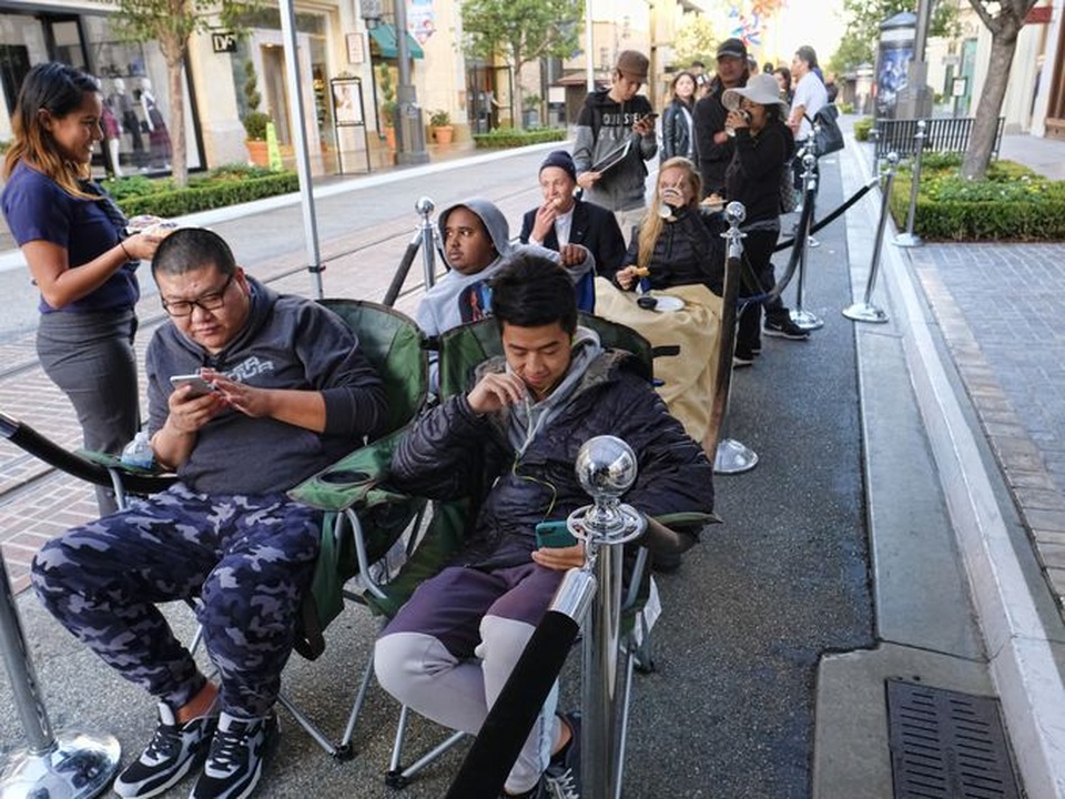 Nhân viên tại nhiều cửa hàng Apple store thậm chí chuẩn bị sẵn ghế ngồi và cà phê cho khách ngồi chờ tới lượt