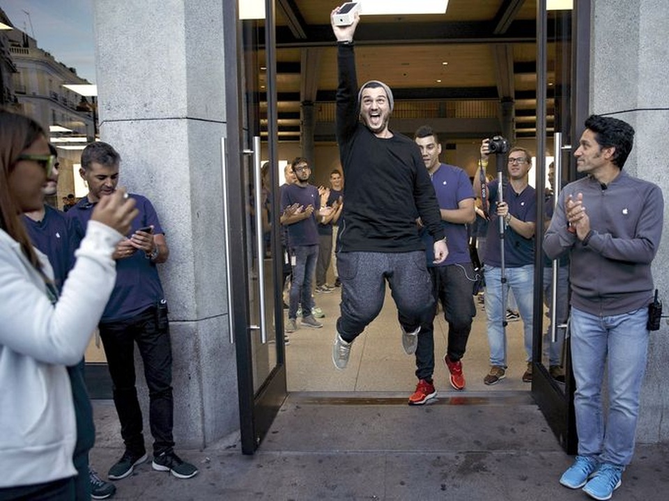 Alex Torodache, một trong những người dùng đầu tiên mua được iPhone 7 tại Tây Ban Nha, không dấu được niềm vui sướng khi bước ra khỏi một Apple store tại Madrid.