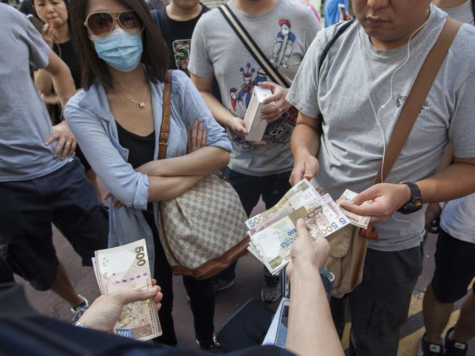 
Khách hàng mua iPhone 7 ngay lập tức bán cho thương gia bên ngoài một cửa hàng Apple store ở Hồng Kông. Được biết mức giá đã được đẩy lên là 1000 USD dành cho một trong những chiếc iPhone 7 đầu tiên tại thị trường này.
