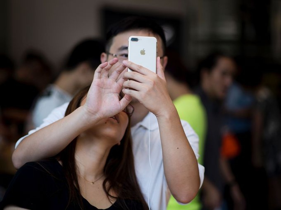 Một cặp đôi người Trung Quốc ngay lập tức đã thử nghiệm khả năng chụp ảnh của chiếc iPhone 7 Plus trong ngày đầu tiên bán ra tại Thượng Hải