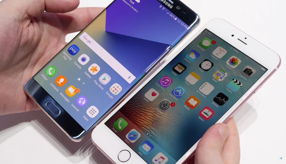 Google và Apple "thắng đậm" sau khủng hoảng của Samsung? - 3 Samsung Galaxy Note7 (trái) đặt cạnh iPhone 7