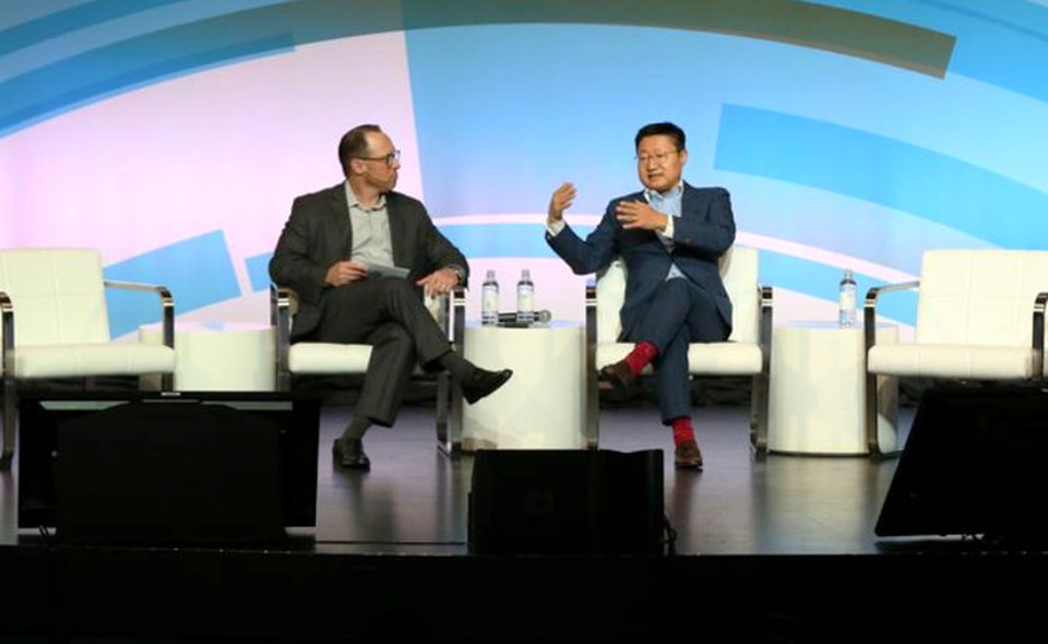 Nhân viên Samsung "đang làm việc 24/7" để thu hồi sản phẩm lỗi Note7 - 2 Gregory Lee - CEO Samsung tại chi nhánh Bắc Mỹ (trái)