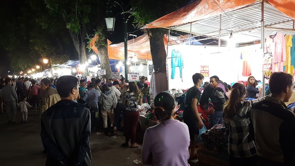 Chuyển lạnh, quần áo rét giá rẻ thu hút người tiêu dùng Hà Nội - 1 Chuyển lạnh, quần áo rét giá rẻ thu hút người tiêu dùng Hà Nội - 1